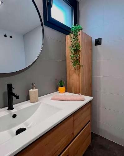 Baño con terminaciones de madera