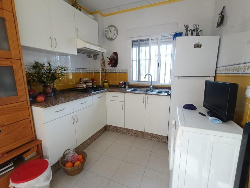 Cocina funcional con terminaciones en madera y blanco