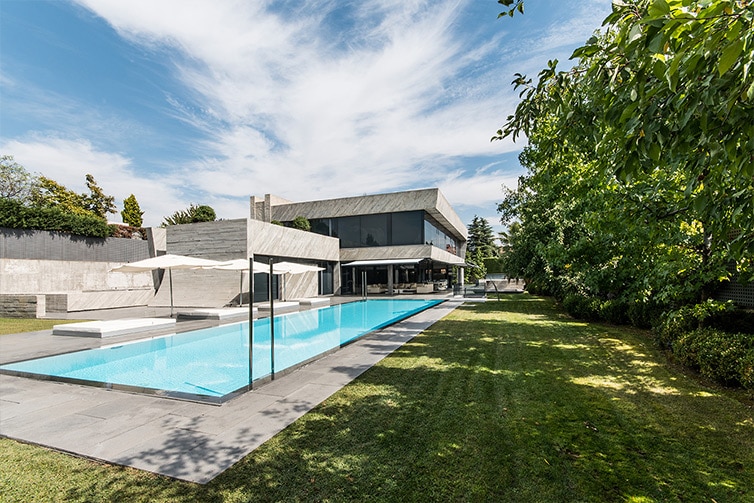 Casa con piscina y obra exterior