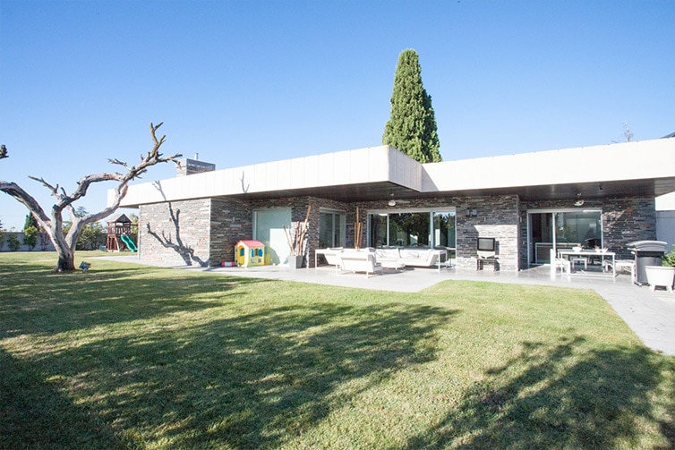 Vivienda contemporánea con jardín