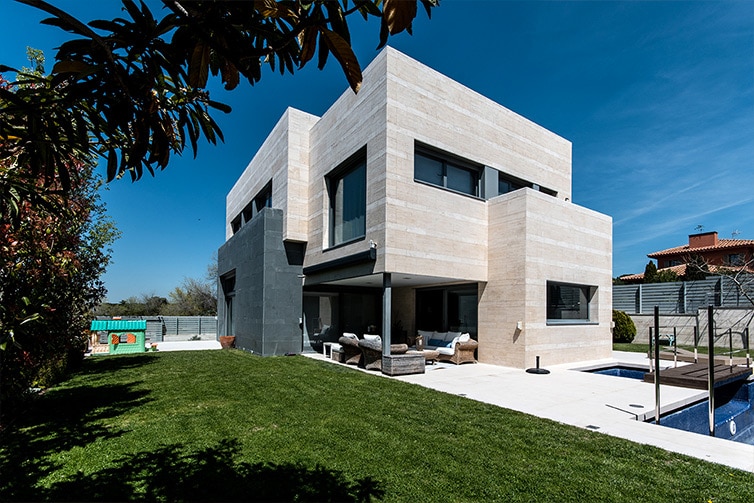 Vivienda contemporánea de dos niveles